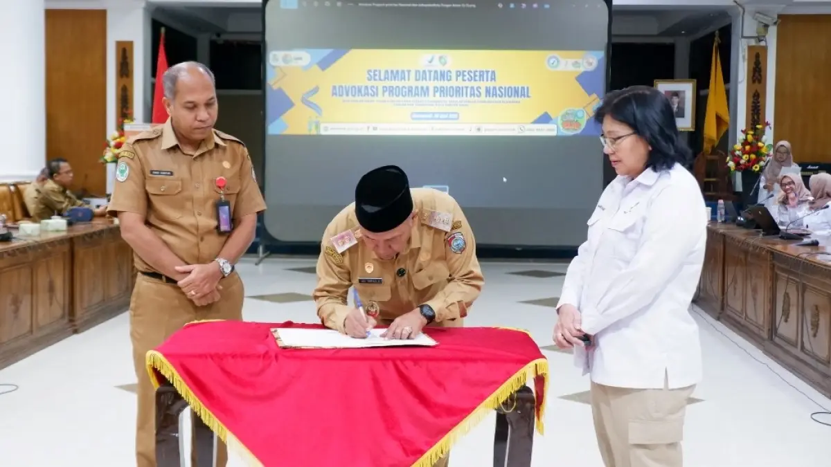 TANDATANGAN : Wabup Juli Suryadi saat menandatangani berita acara kegiatan program PROPN.