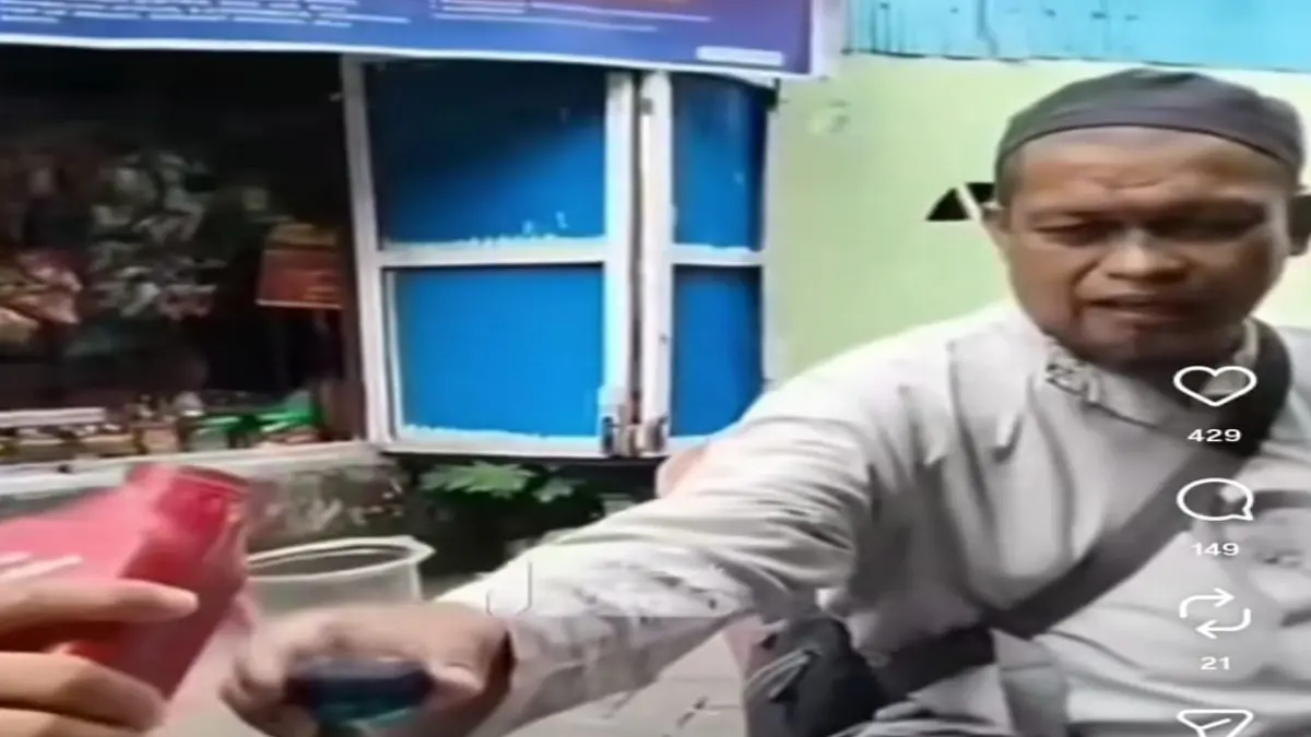 Viral salah seorang menuangkan oli untuk kemudian diminum demi kesembuhan. (INSTAGRAM)