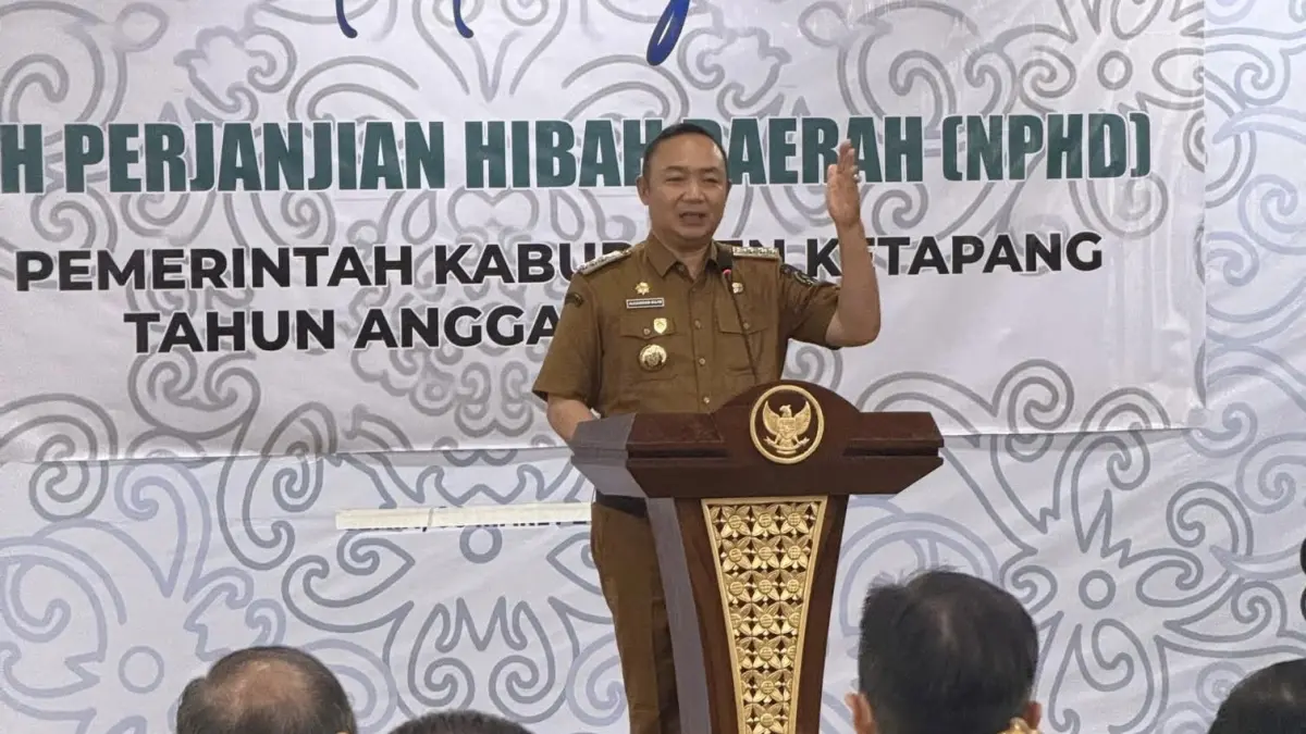 ARAHAN : Bupati Ketapang, Alexander Wilyo, memberikan arahan kepada calon penerima hibah agar digunakan sesuai peruntukannya.