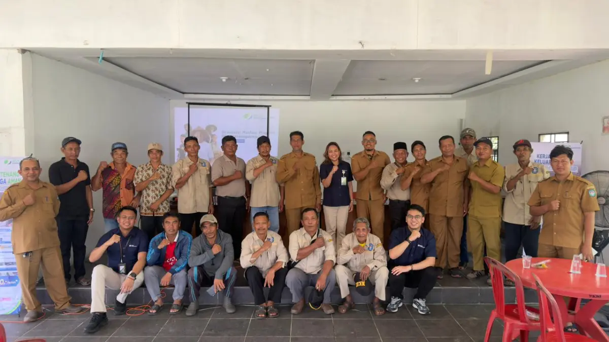 BPJS Ketenagakerjaan bersama perangkat desa dan warga berfoto usai sosialisasi perluasan perlindungan pekerja melalui Agen Perisai di Kubu Raya.