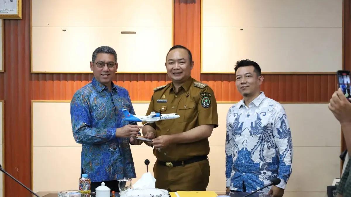 CINDERAMATA : Bupati Ketapang, Alexander Wilyo, menerima miniatur pesawat ART dari perwakilan maskapai PT. Fly Jaya. (ISTIMEWA)