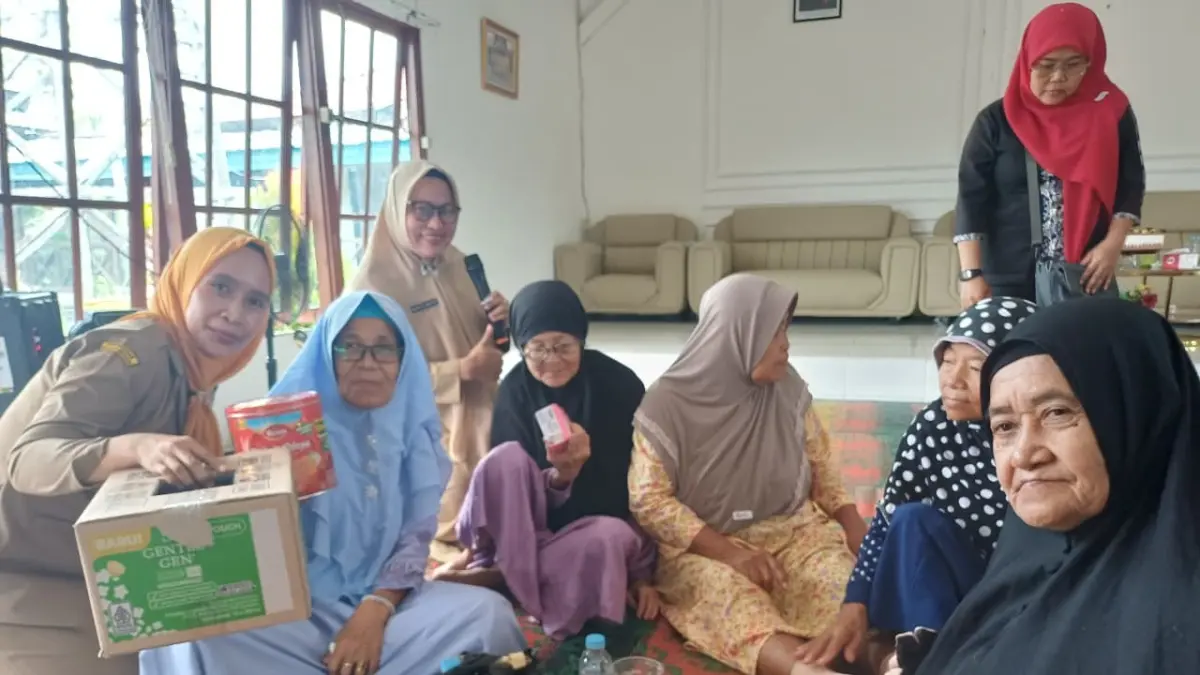 HALAL BIHALAL: Penghuni panti tampak menikmati suasana kebersamaan saat halal bihalal di Aula Panti Sosial Mulia Dharma, Selasa (7/4). (Ashri Isnaini/Pontianak Post)