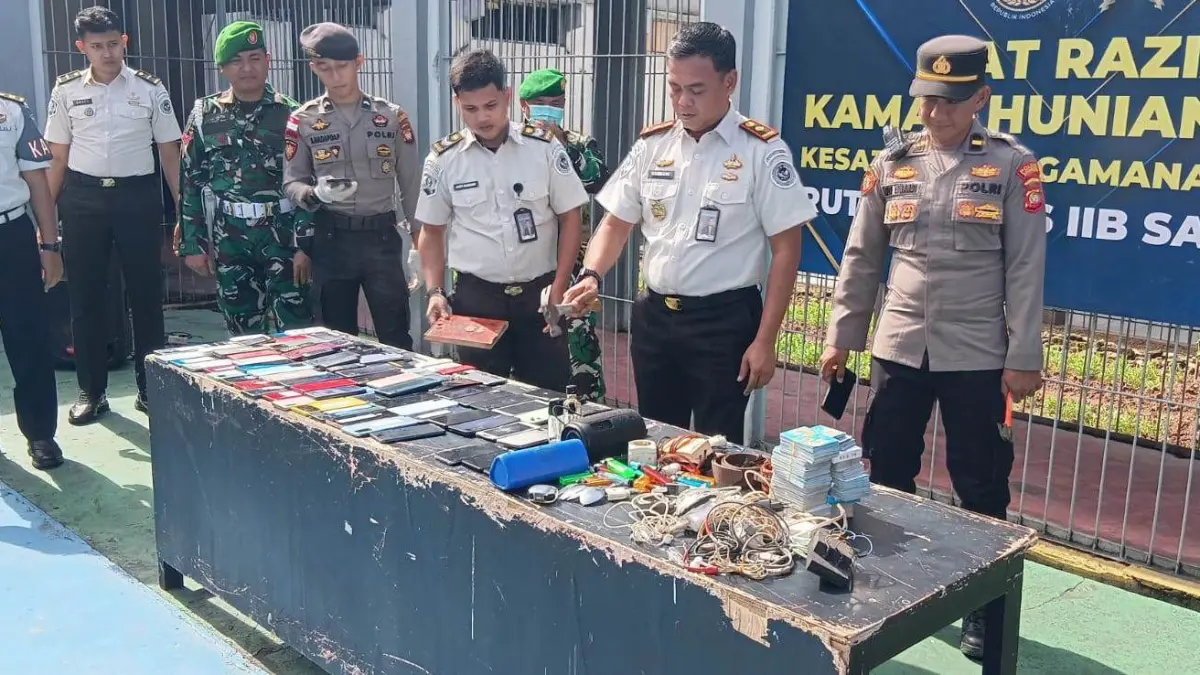 HASIL RAZIA: Aparat gabungan menunjukkan sejumlah barang sitaan hasil razia blok hunian di Rutan Sanggau. (ISTIMEWA)