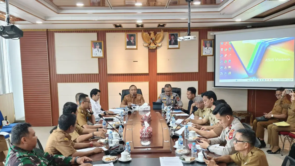 KOORDINASI : Bupati dan Kapolres Ketapang beserta sejumlah pihak berkoordinasi membahas kasus teror di Air Upas, Selasa (7/4). (ISTIMEWA) 