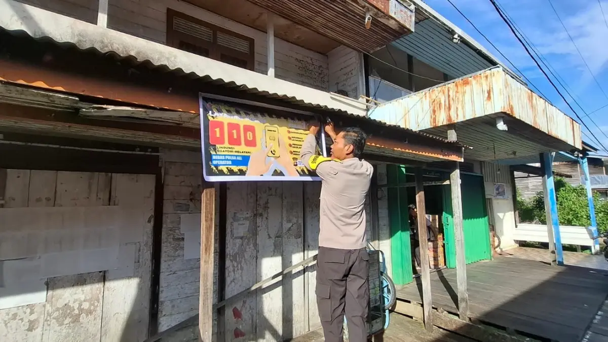 LAYANAN : Polsek Bunut Hilir melakukan aksi jemput bola dengan memasang banner Layanan Call Center 110. (ISTIMEWA)