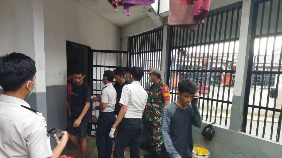 MASSAL: Pemeriksaan dan tes urine massal di Rutan Mempawah.