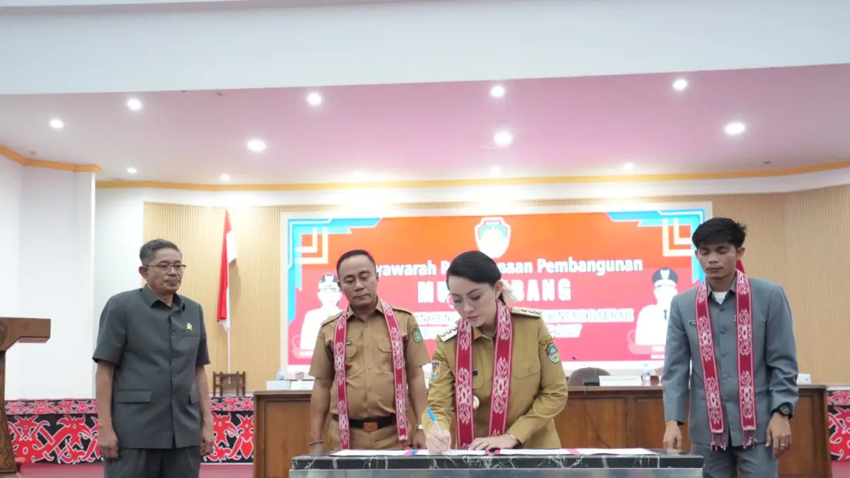 MUSRENBANG: Bupati Landak Karolin Margret Natasa saat kegiatan Musrenbang RKPD Kabupaten Landak 2027 di Aula Besar Kantor Bupati Landak, Ngabang, Senin (6/4). (ISTIMEWA)