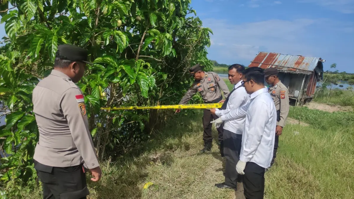 OLAH TKP: Polisi saat melakukan olah TKP di lokasi penemuan mayat. (ISTIMEWA)