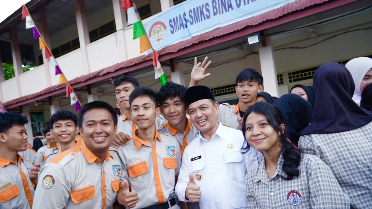 PENDIDIKAN: Gubernur Kalimantan Barat Ria Norsan berinteraksi dengan para siswa saat menghadiri kegiatan pendidikan. Pemerintah provinsi terus mendorong perluasan akses dan peningkatan kualitas pendidikan bagi generasi muda di daerah. (ISTIMEWA)