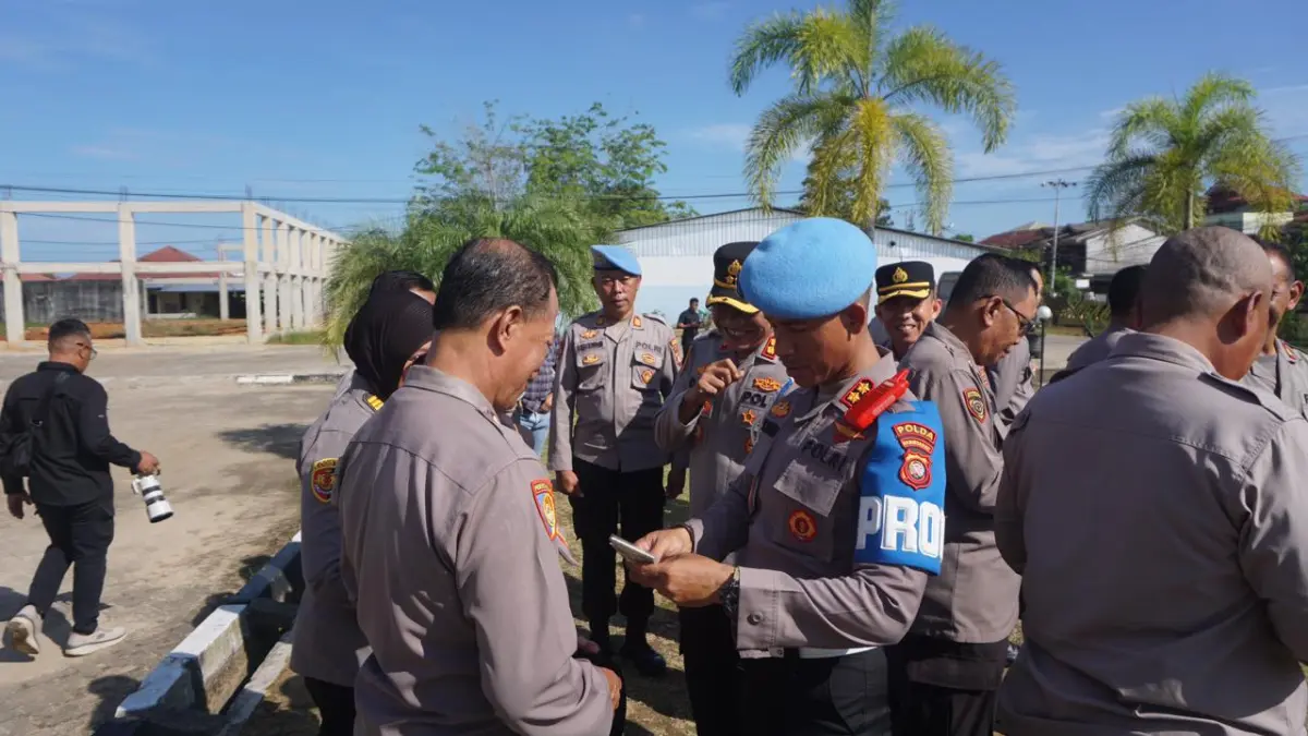 PENEGAKAN DISIPLIN: Bidpropam Polda Kalbar melaksanakan Operasi Penegakan dan Penertiban Disiplin (Gaktibplin) di Polres Singkawang, Selasa (7/4).