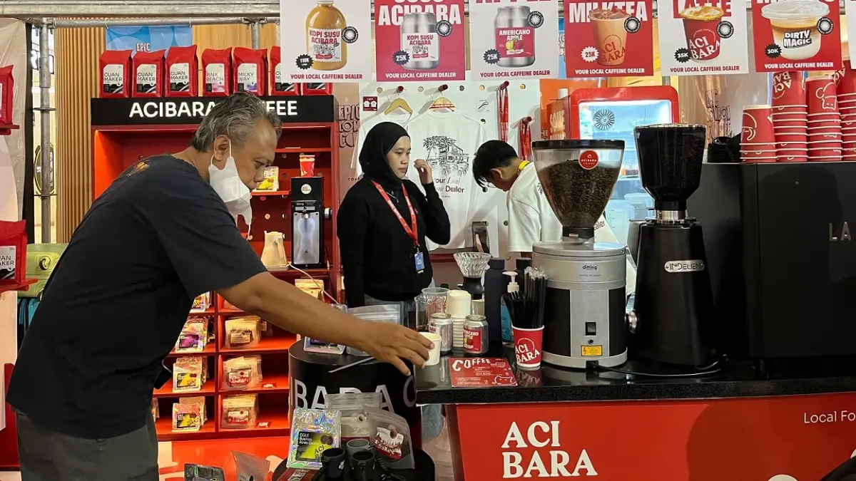 Pengunjung menikmati sajian kopi berbahan biji kopi Sembalun di ajang Lombok Coffee Week 2026.