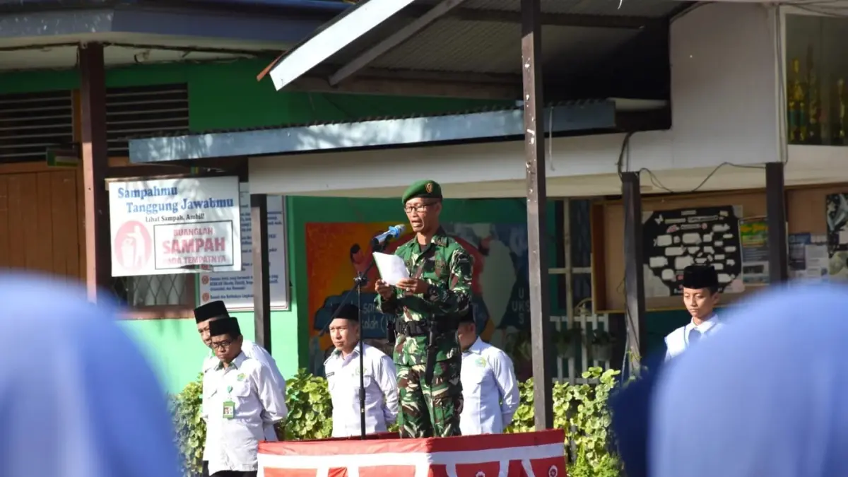 PESAN : Pasipers Kodim 1205/Sintang, Kapten Inf Witono, menyampaikan pesan untuk seluruh pelajar saat menjadi pembina upacara di MTs Negeri 1 Sintang. (ISTIMEWA)
