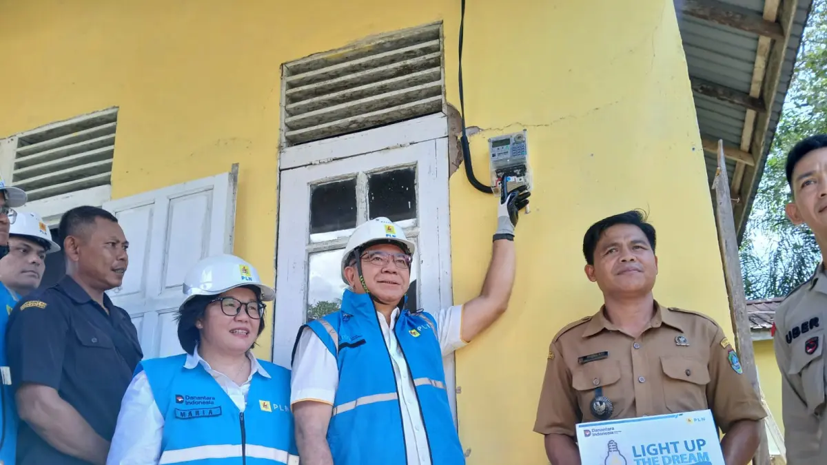 Proses penyalahaan listrik oleh Anggota DPR RI F. Sibarani, bersama GM PLN UID Kalbar Maria Goretti Indrawati Gunawan, dan Kepala Desa Manggang Akiong (Ramses/Pontianak Post)