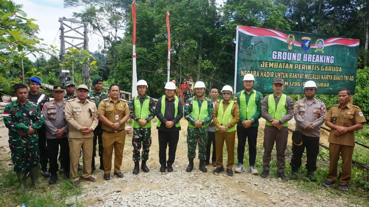 Prosesi ground breaking (peletakan batu pertama) pembangunan Jembatan Perintis Garuda di Desa Sebintang, Kecamatan Kalis, Kabupaten Kapuas Hulu. (ISTIMEWA)