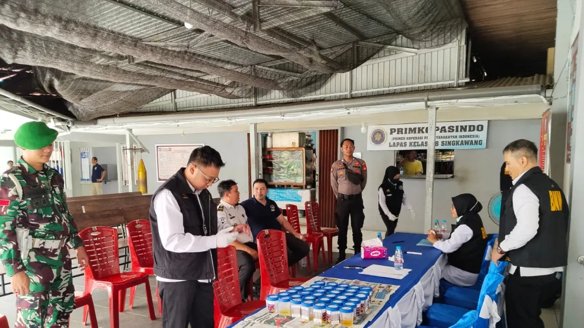 RAZIA: Aparat menggelar razia mendadak dan tes urine di Lembaga Pemasyarakatan (Lapas) Kelas IIB Singkawang, Senin (6/4).