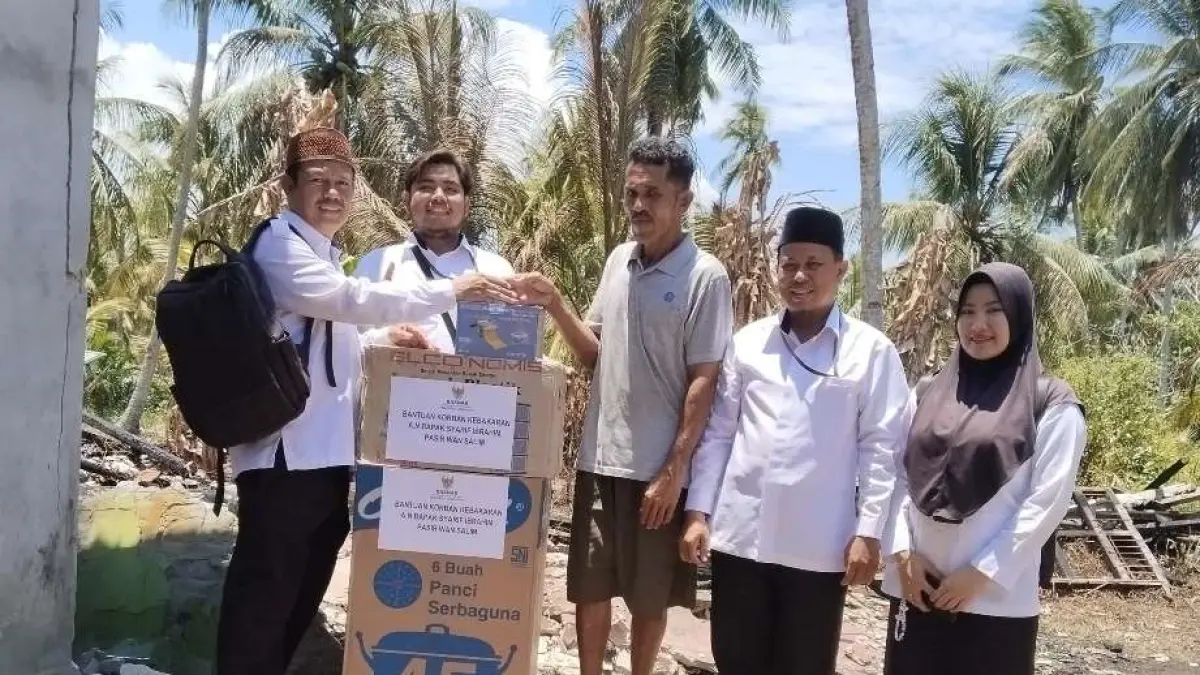 SALURKAN: Baznaz Kabupaten Mempawah menyalurkan bantuan untuk korban kebakaran.
