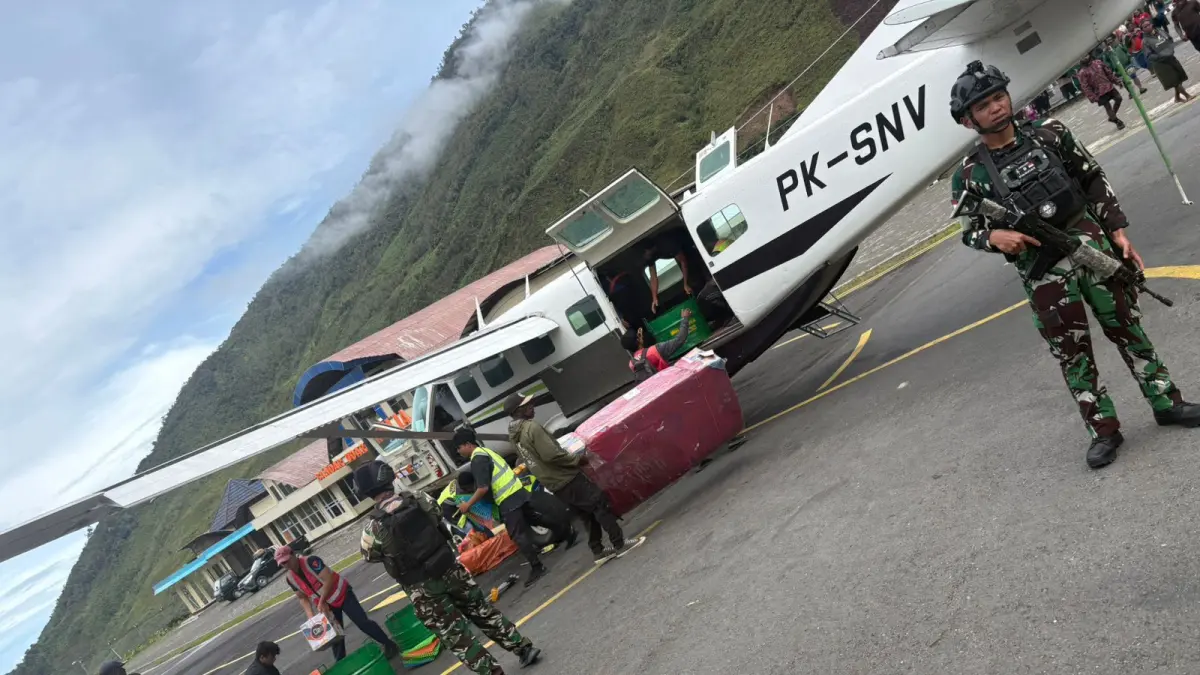 Satgas Yon Parako 466 Pasgat saat Lakukan Pengawalan Ketat di Bandara Mulia.