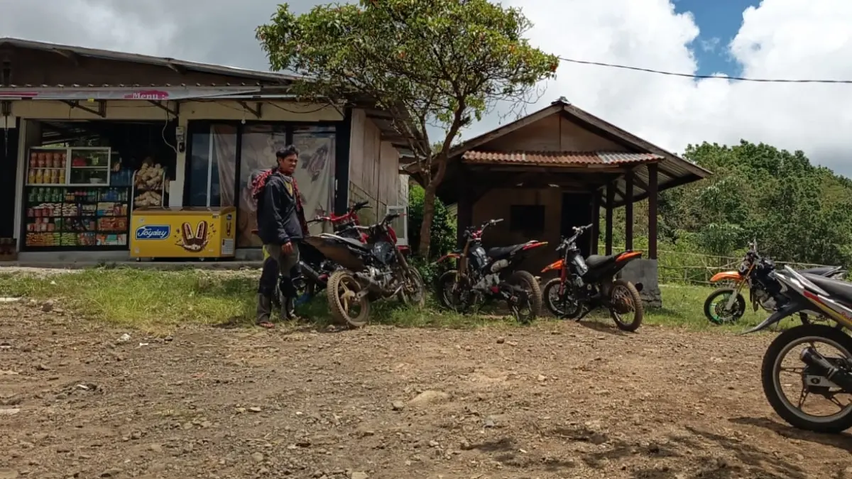 Sejumlah ojek pendakian melintasi jalur tanah menuju Pos II Gunung Rinjani di kawasan Sembalun. (Foto : SUPARDI, Lombok Timur)