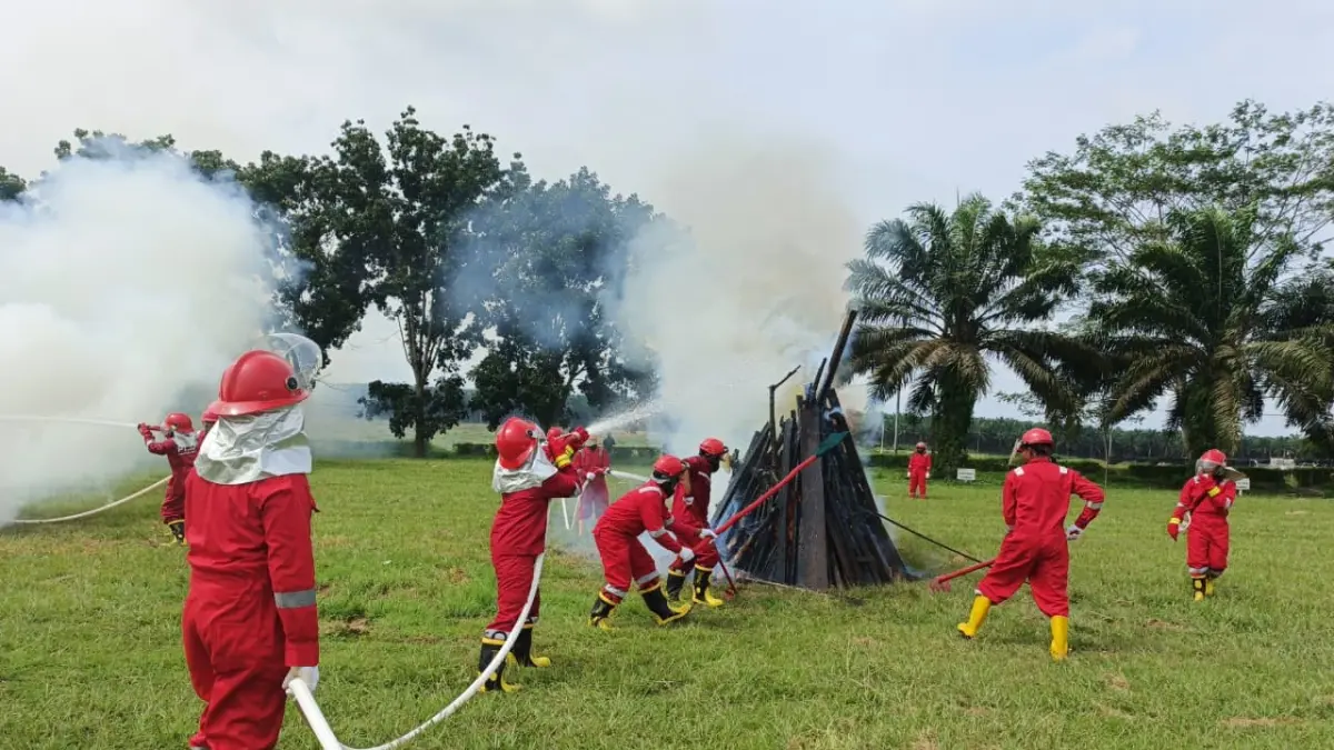 Simulasi pemadaman untuk memastikan respons cepat saat potensi kebakaran meningkat.