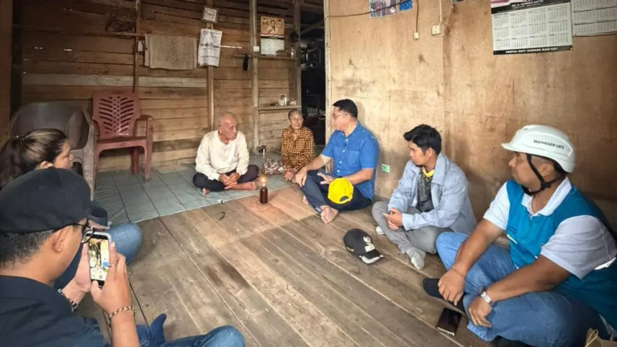 Anggota DPR RI, Fransiscus Maria Agustinus Sibarani (ketiga dari kanan), tampak berbincang dengan salah satu warga di Desa Buduk Sempadang. Sebanyak 28 pelanggan di desa tersebut—yang mayoritas berprofesi sebagai pekebun dan nelayan—kini telah menikmati layanan listrik.