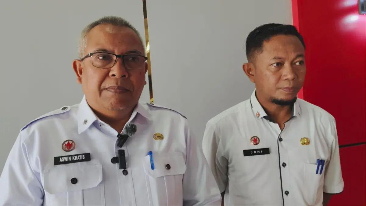 HADIR: Sekretaris Daerah Kabupaten Sanggau, Aswin Khatib dan Pelaksana Tugas (Plt) Kepala Kesbangpol Kabupaten Sanggau, Joni Irwanto, usai menghadiri Rapat Pembinaan dan Pengawasan Ormas Penerima Hibah di Aula Daranante lantai satu Sekretariat Daerah Kabupaten Sanggau, Rabu (8/4/2026).