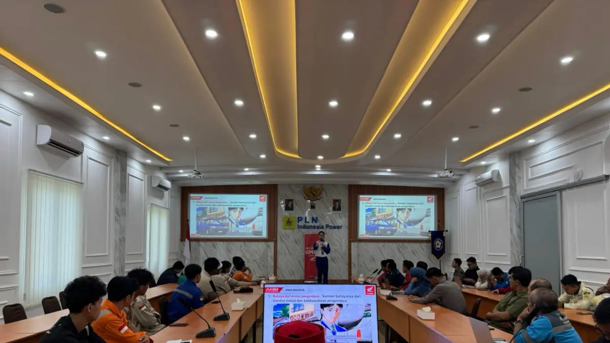 Astra Motor Kalbar menggelar edukasi safety riding di PLTU Bengkayang untuk membangun budaya berkendara aman dan #CariAman di kalangan karyawan.