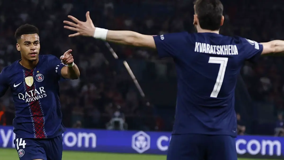 Doue dan Khvicha Kvaratshkelia berselebrasi usai mencetak gol ke gawang Liverpool, dini hari tadi. 
Foto: psg.fr