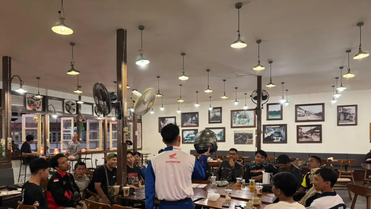 Edukasi safety riding bersama komunitas motor di Singkawang, dengan instruktur memberikan materi keselamatan berkendara di suasana diskusi interaktif.