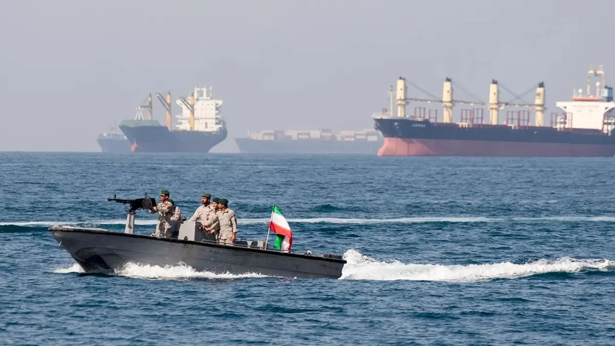 PATROLI HORMUZ: Ilustrasi tentara Iran berpatroli di kawasan Selat Hormuz. Amerika Serikat dan Iran sepakat melakukan gencatan senjata sementara selama dua pekan dengan syarat jalur pelayaran strategis tersebut kembali dibuka bagi lalu lintas kapal internasional. (FOXBUSINESS)