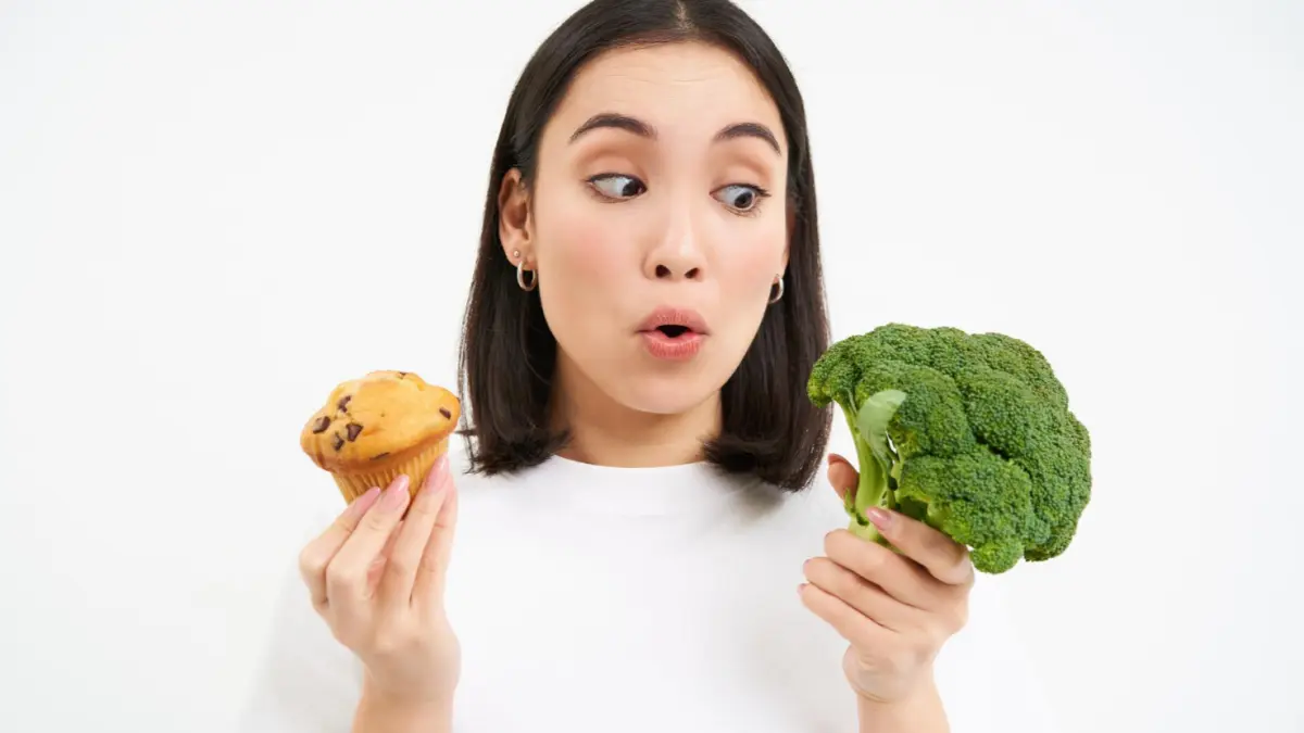 Ilustrasi wanita bingung memilih makanan (FREEPIK)
