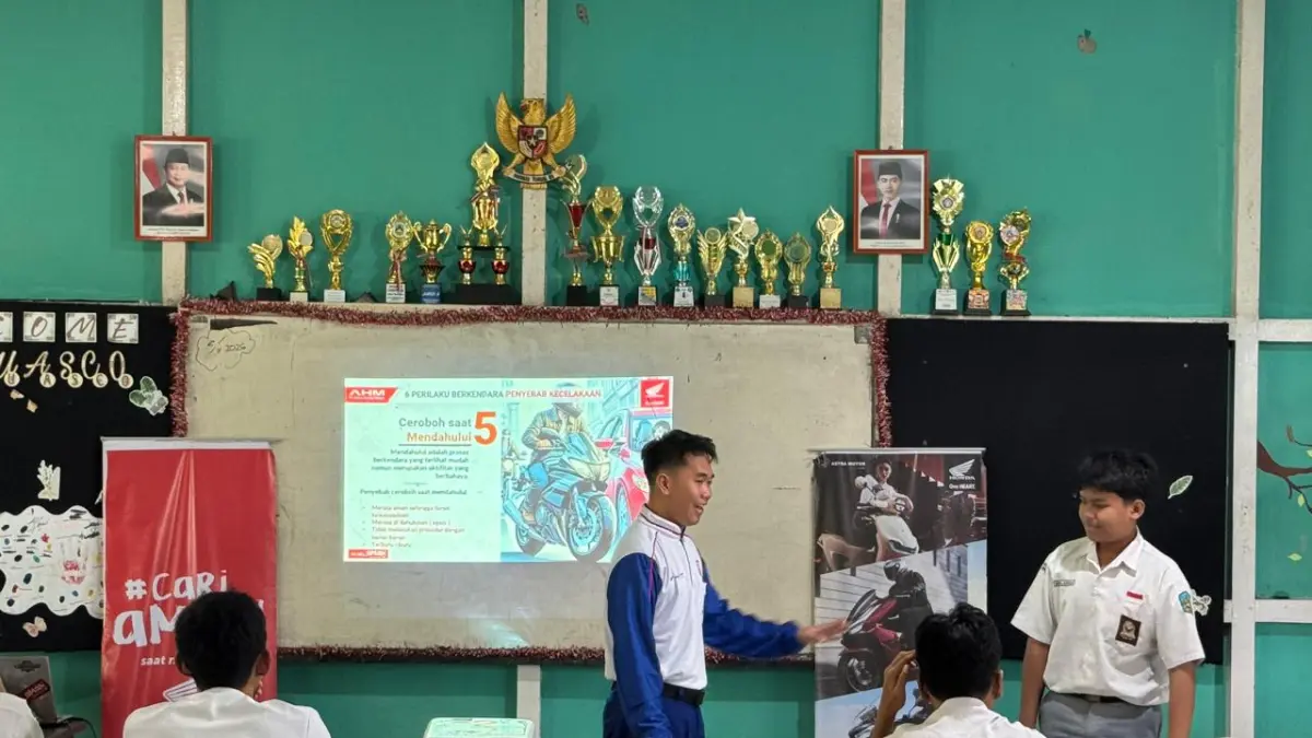 Instruktur Astra Motor Kalimantan Barat memberikan edukasi safety riding kepada pelajar di kelas SMAN 1 Singkawang sebagai upaya meningkatkan kesadaran keselamatan berkendara sejak dini.