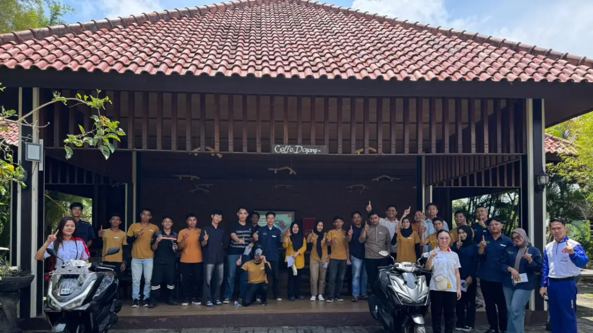 Karyawan Dayang Resort Singkawang bersama tim Astra Motor Kalimantan Barat usai mengikuti edukasi safety riding untuk meningkatkan kesadaran berkendara aman.