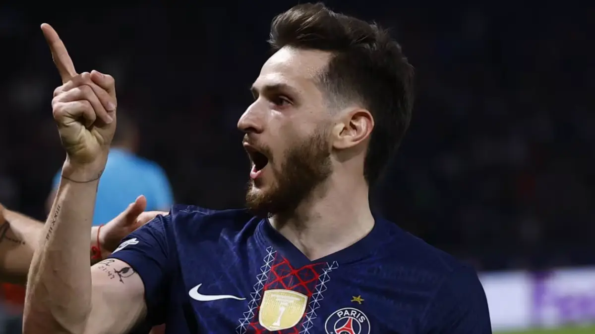 Khciva Kvaratskhelia berselebrasi setelah mencetak gol ke gawang Liverpool. @PSGofficial