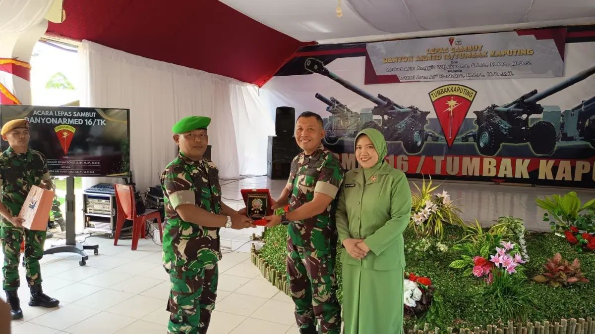 KHIDMAT: Prosesi sertijab Danyonarmed 16/Tumbak Kaputing di Ngabang Kabupaten Landak pada Selasa (7/4). (ISTIMEWA)