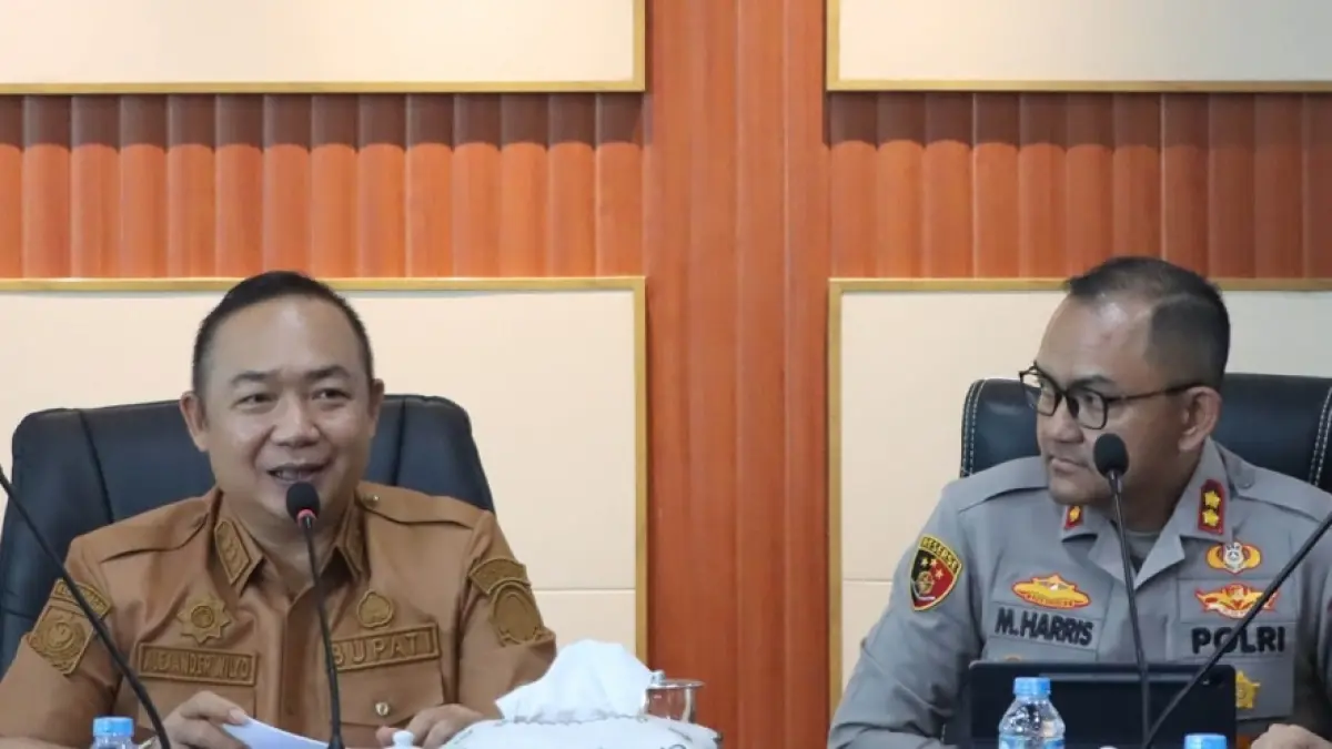 KOORDINASI: Kapolres Ketapang AKBP Muhammad Harris bersama Bupati Ketapang Alexander Wilyo mengikuti rapat koordinasi soal teror pembakaran rumah di Kecamatan Air Upas. (ISTIMEWA)