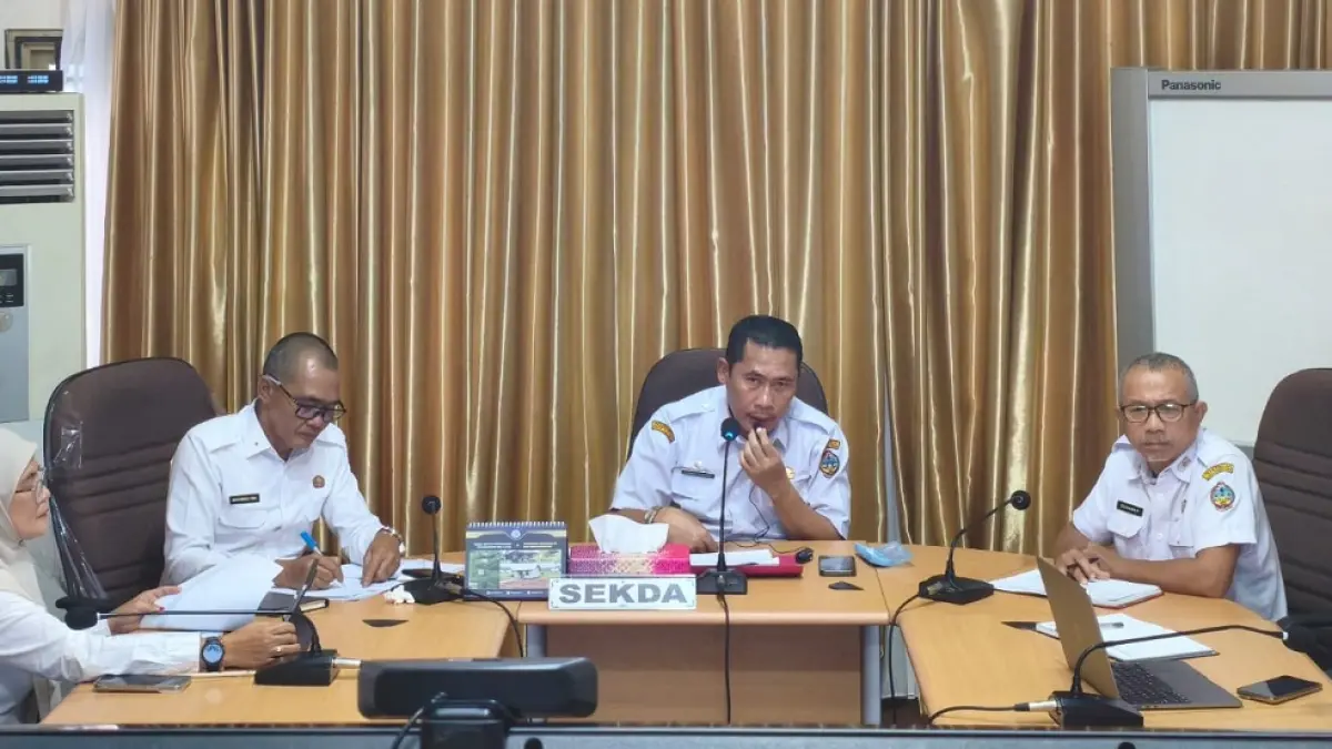 MEETING : Kegiatan transformasi budaya kerja yang dibuka langsung oleh Sekretaris Daerah Kabupaten Kayong Utara, Erwin Sudrajat, melalui zoom meeting, bertempat di Ruang Rapat Bupati, Sukadana, Rabu (8/4). (PROKOPIM)