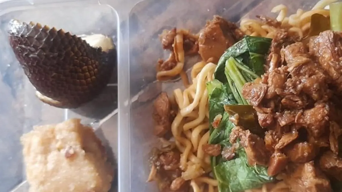 Penampakan menu MBG yang disiapkan di dapur SPPG Pasir Tanjung, Kecamatan Tanjungsari, Kabupaten Bogor, Jawa Barat. Sampel makanan dari dapur ini kini tengah diuji di laboratorium setelah ratusan warga dilaporkan mengalami gejala keracunan. (ISTIMEWA)
