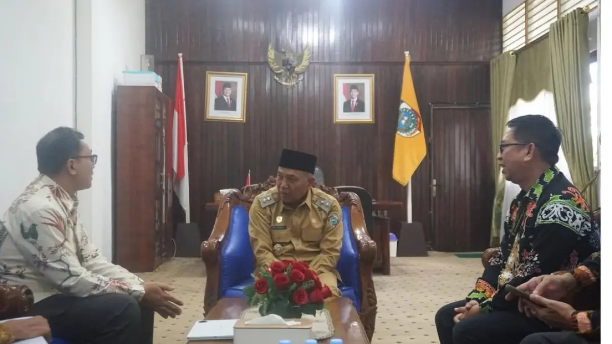 PERTEMUAN: Wabup Juli saat menerima kunjungan Kepala KPP Pratama Kubu Raya.