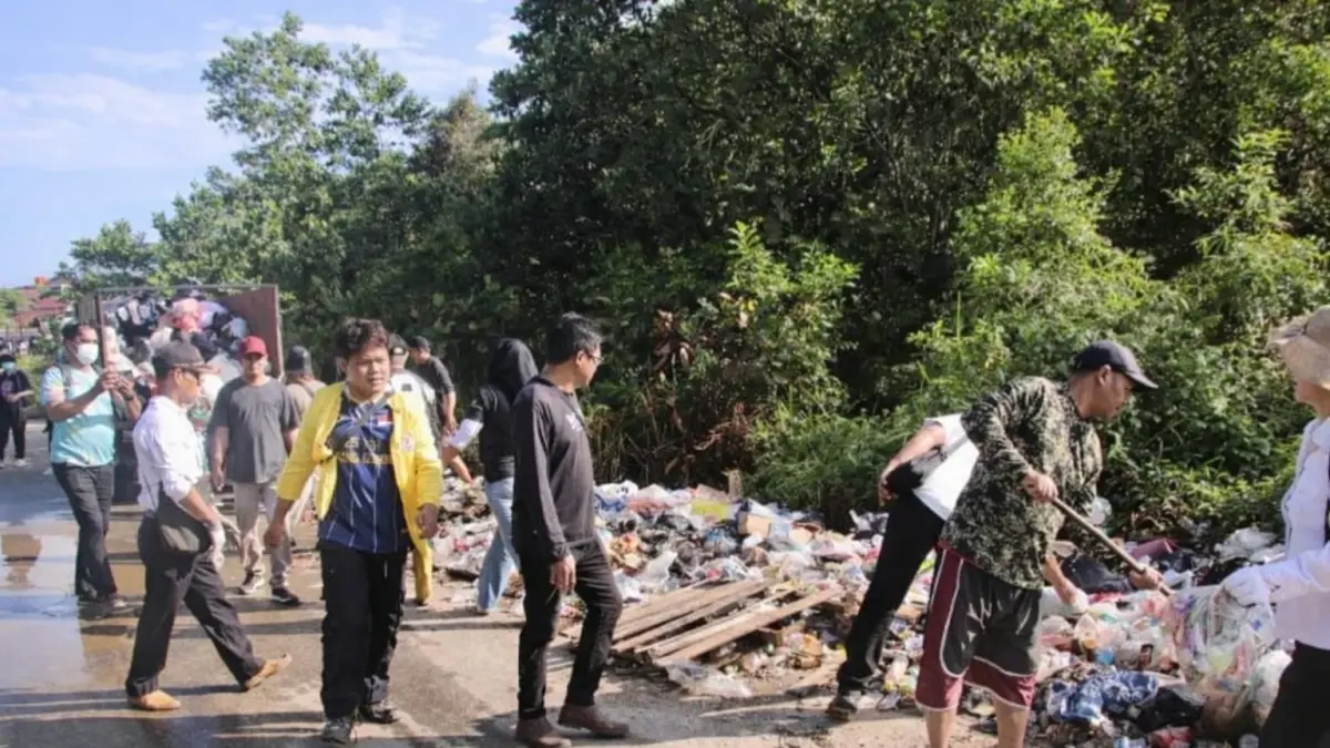 SAMPAH : Warga di Kelurahan Akcaya melakukan aksi bersih-bersih sekaligus menyiapkan langkah tegas agar persoalan sampah liar tidak terus berulang. (RISKA / PONTIANAK POST)