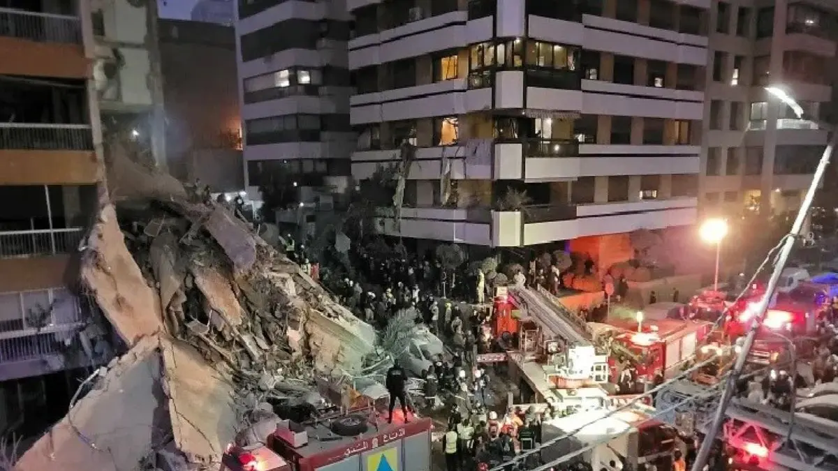 Sejumlah petugas mendatangi lokasi terdampak serangan Israel di Beirut, Lebanon guna memberikan pertolongan. Serangan ini menewaskan ratusan orang dan ribuan lainnya luka-luka. (AFP)