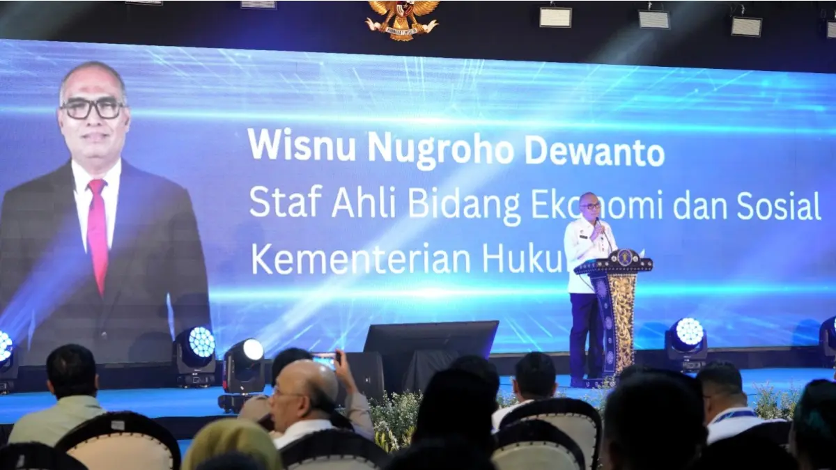 Staf Ahli Menteri Hukum Bidang Ekonomi dan Sosial, Wisnu Nugroho Dewanto memperkenalkan sebuah aplikasi handphone yang berisikan seluruh pelayanan publik Kementerian Hukum. (ISTIMEWA)