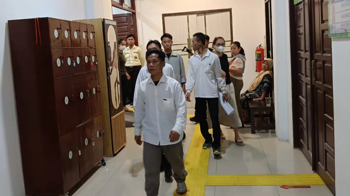 Tiga terdakwa kasus 77 kilogram sabu dan 18,3 kilogram ekstasi asal Malaysia saat menjalani persidangan di Pengadilan Negeri Putussibau. (DOK PENGADILAN NEGERI PUTUSSIBAU)