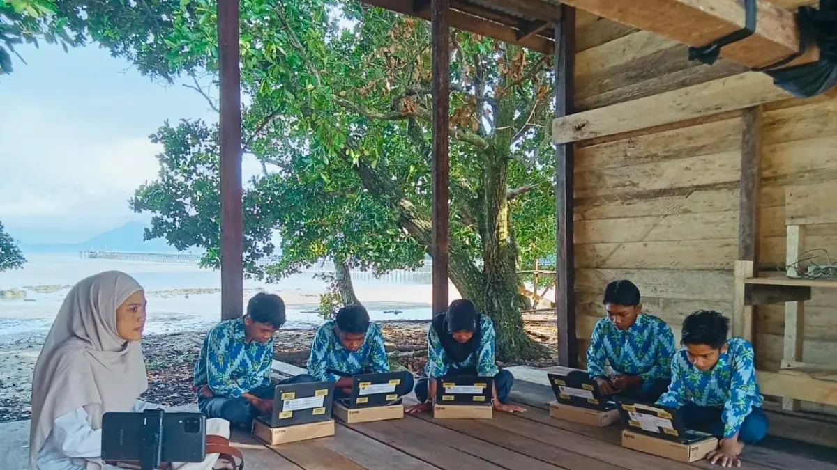 TKA : Siswa di SMPN 02 Kepulauan Karimata melaksanakan TKA di sebuah rumah warga yang terdapat titik sinyal.  (ISTIMEWA)