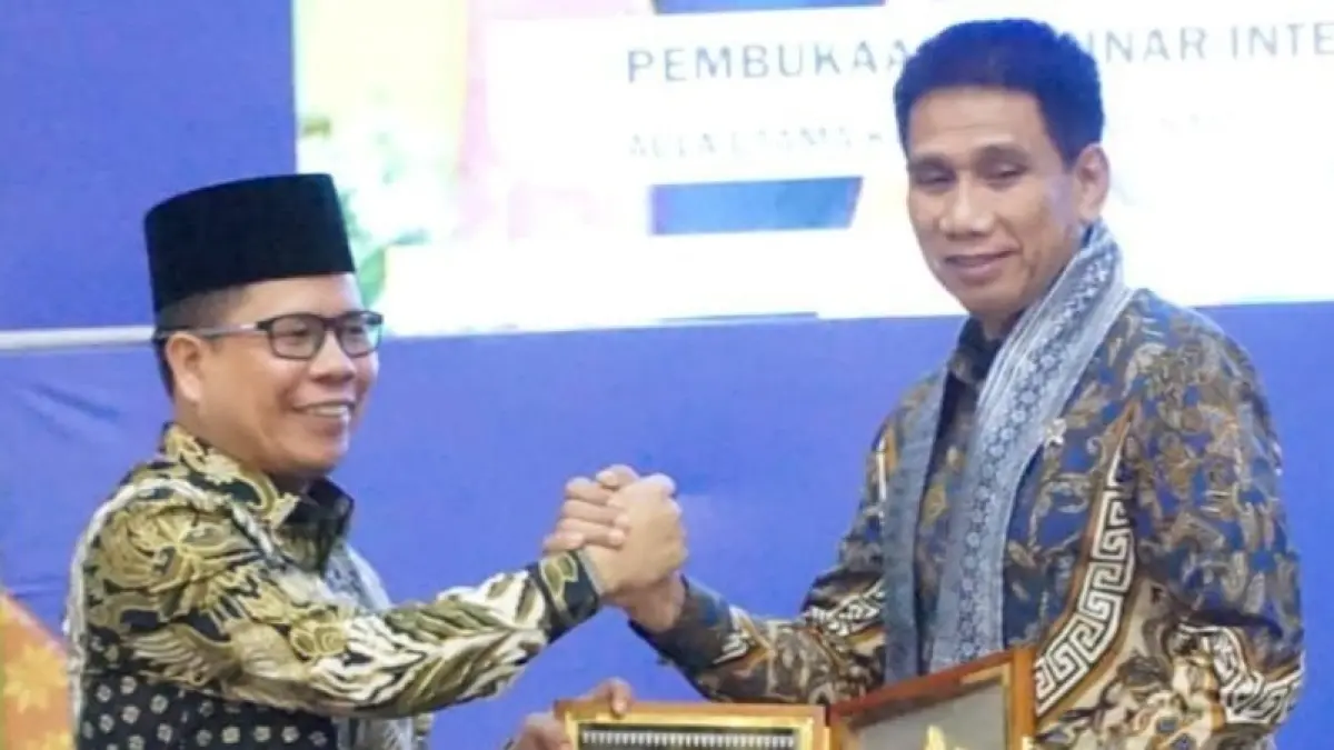Wamendagri Akhmad Wiyagus menderima cendera mata dari Bupati Sambas di sela-sela acara Seminar Internasional dan Upgrading Dai. (ISTIMEWA)