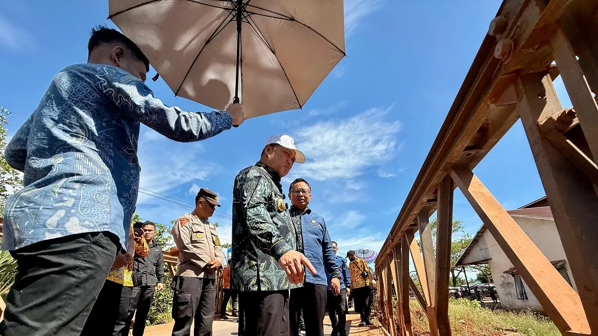 TINJAU INFRASTRUKTUR: Gubernur Kalbar Ria Norsan didampingi Kepala Dinas PUPR Kalbar Iskandar Zulkarnaen meninjau kondisi jalan dan jembatan di Desa Nanjung.  (MEIDY KHADAFI/PONTIANAK POST)