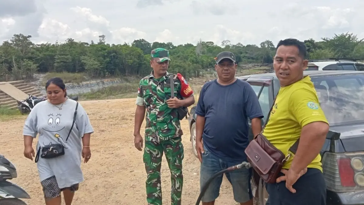 Bbm : Pengawasan BBM yang dilakukan Koramil Batang Lupar di Lanjak. (ISTIMEWA)