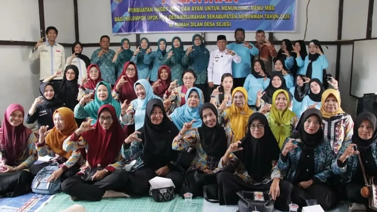 DIABADIKAN: Wakil Bupati Mempawah Juli Suryadi Burdadi berfoto bersama peserta pelatihan pembuatan nugget ikan dan ayam di Desa Sejegi, Kecamatan Mempawah Timur. (ISTIMEWA)