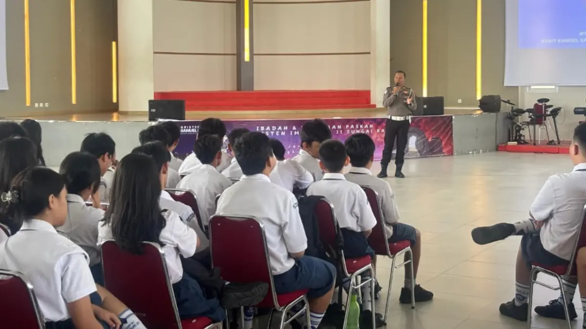 EDUKASI: Suasana kegiatan Police Go To School yang dilaksanakan Satlantas Polres Kubu Raya di SMP Imanuel.