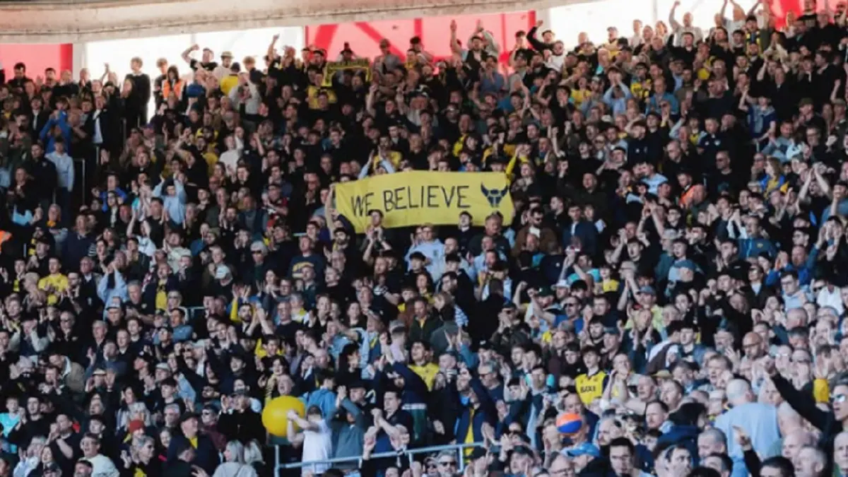 Fans Oxford United bersiap mendukung timnya melawan Watford di laga krusial Championship. (INSTAGRAM/@oufcofficial)