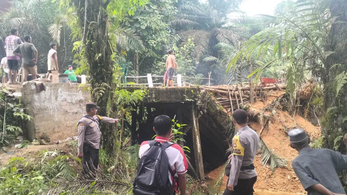 GOTONG-ROYONG: Warga bergotong-royong memperbaiki jembatan Desa Melobok yang terputus.